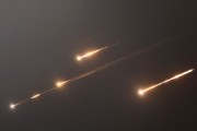 星盘查询伊朗以导弹齐射回应以色列的大规模袭击