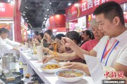 星盘查询“嗦粉”经济火热 中国多地“食力”出圈
